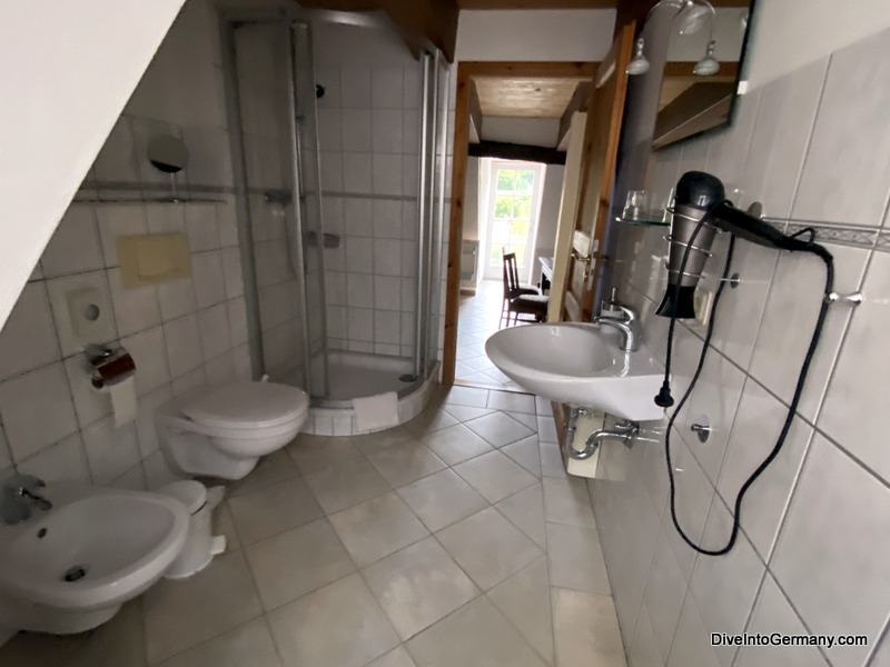 Quartier am Brunnen Quedlinburg two bedroom apartment bathroom