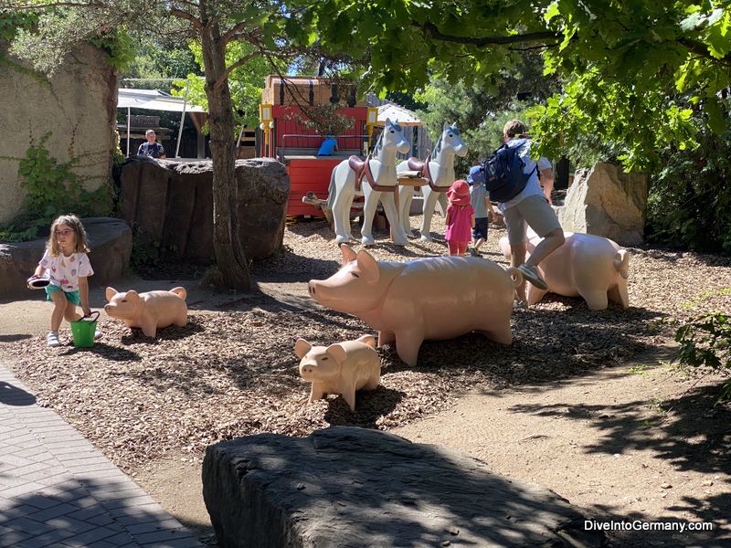 Playmobil FunPark Cleaning pigs at the Farm