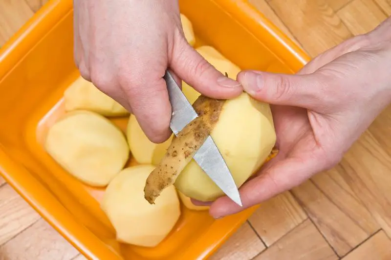 Preparing potatoes