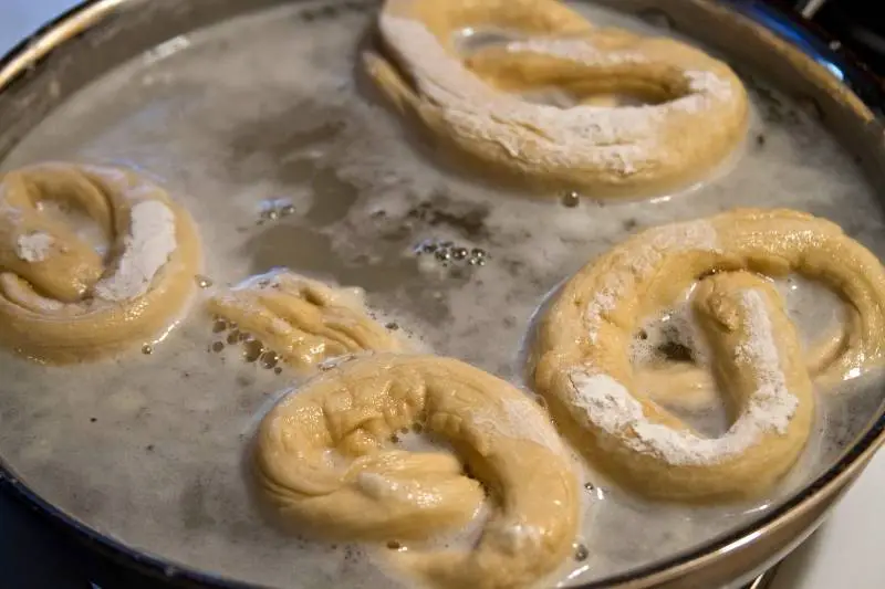 Boiling the pretzels