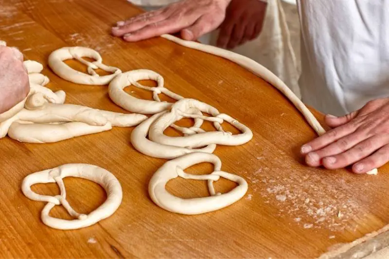 Creating the pretzel shape