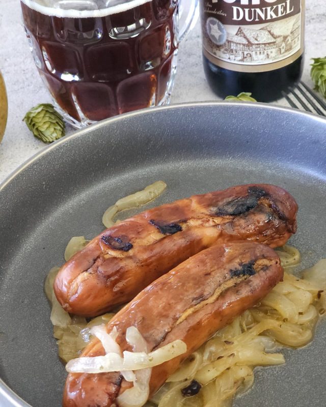 Knockwurst with Seasoned Braised Onions